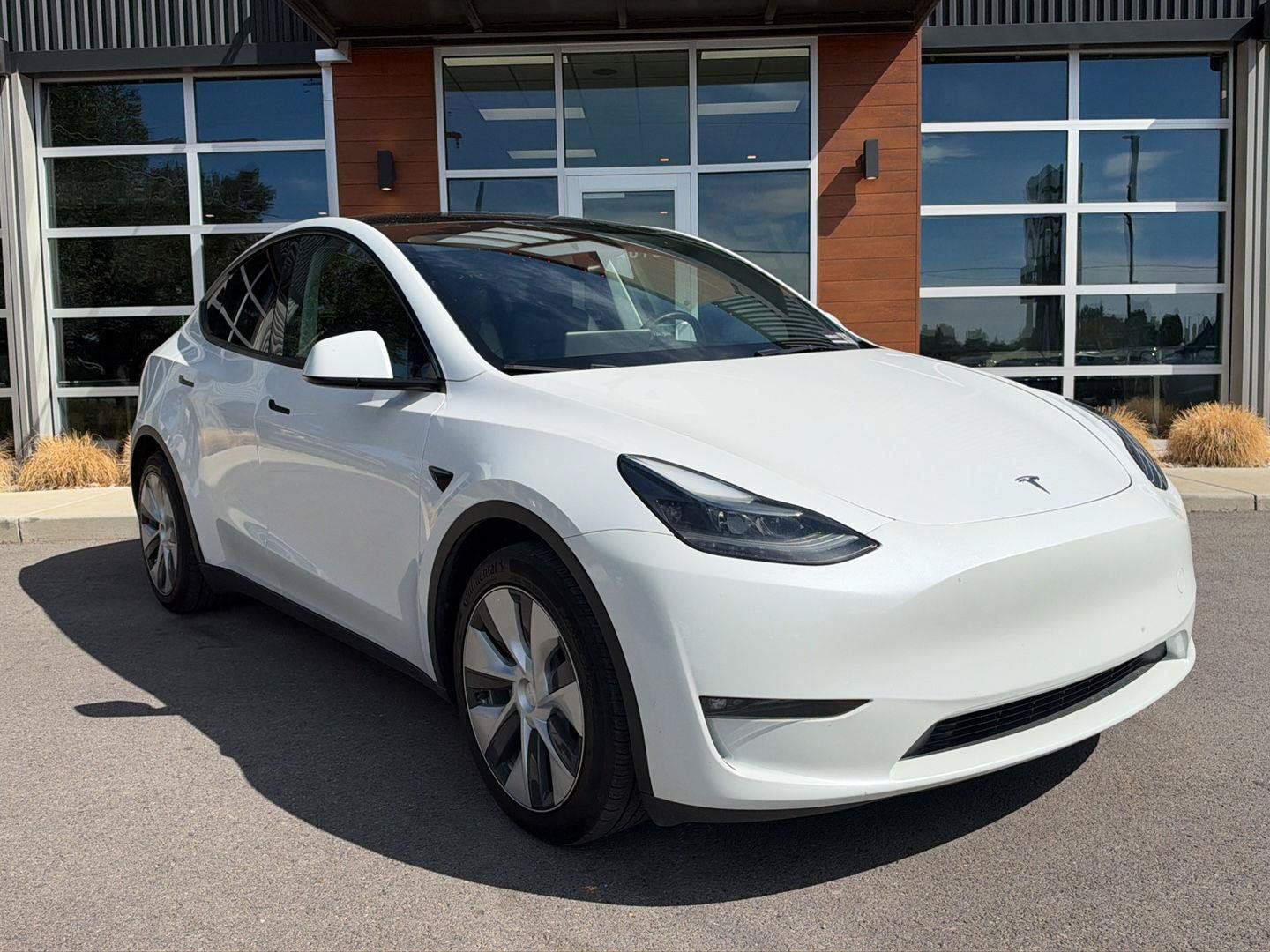 Used 2024 Tesla Model Y Long Range AWD/4WD image 2