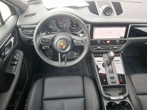 Used 2025 Porsche Macan image 13