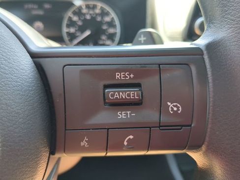 Used 2024 Nissan Rogue S FWD image 17