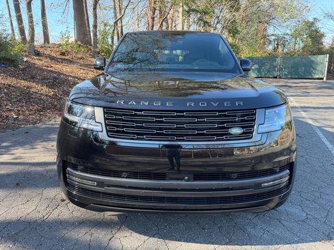 Used 2025 Land Rover Range Rover SE image 2