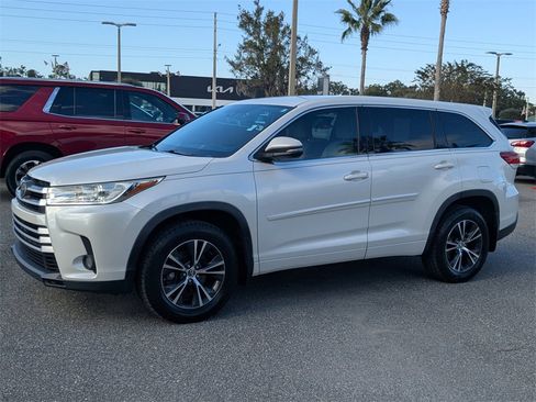 Used 2018 Toyota Highlander LE image 7