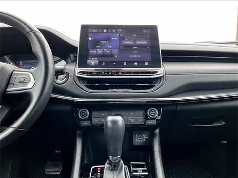 Used 2022 Jeep Compass Altitude w/ Sun and Sound Group image 18