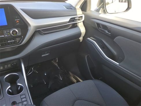 Certified 2023 Toyota Highlander LE image 17