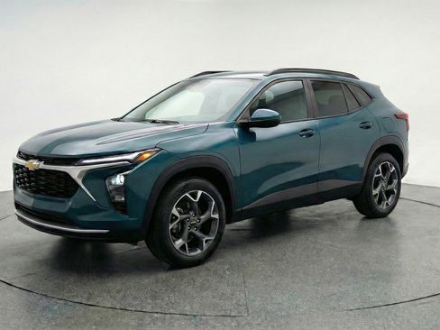 Used 2025 Chevrolet Trax LT image 3