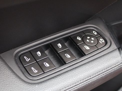 Used 2025 Porsche Cayenne image 18