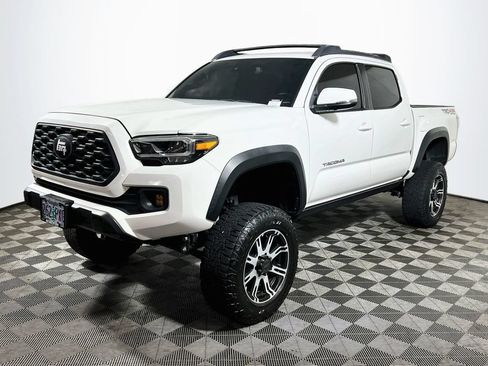 Used 2021 Toyota Tacoma TRD Off-Road w/ TRD Premium Off Road Package AWD/4WD image 3