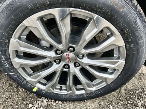 Used 2024 GMC Yukon XL Denali image 10