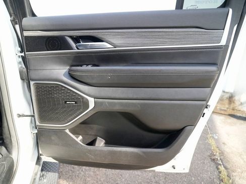 Used 2023 Jeep Wagoneer L Series II image 37