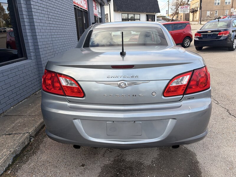 Used 2010 Chrysler Sebring Limited FWD image 5