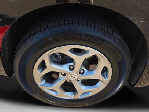 Used 2023 Chrysler Pacifica Limited w/ Uconnect Theater Family Group image 21