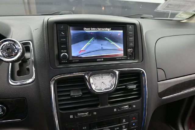 Used 2016 Chrysler Town & Country Touring w/ Driver Convenience Group FWD image 33
