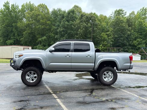 Used 2017 Toyota Tacoma TRD Sport w/ Tow Package (A/T) AWD/4WD image 7