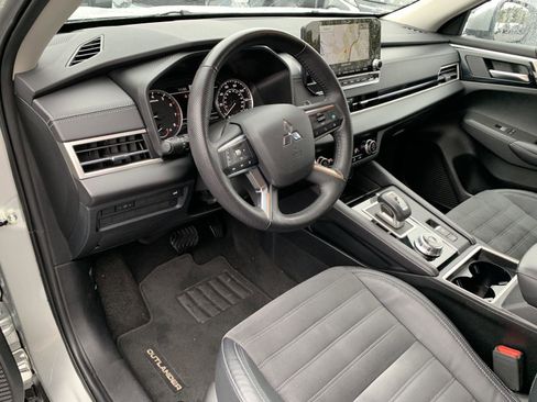 Used 2023 Mitsubishi Outlander SE image 9