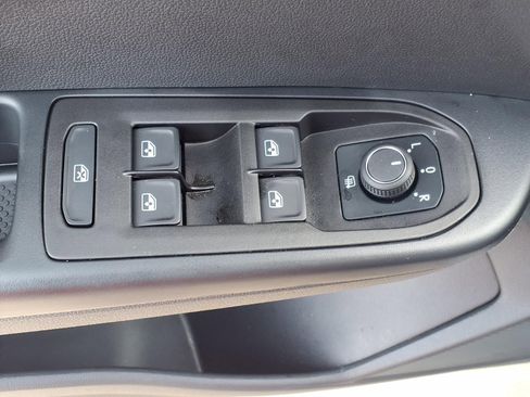 Certified 2025 Volkswagen Taos SE FWD image 14