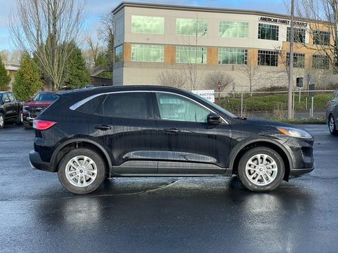 Used 2020 Ford Escape SE image 2