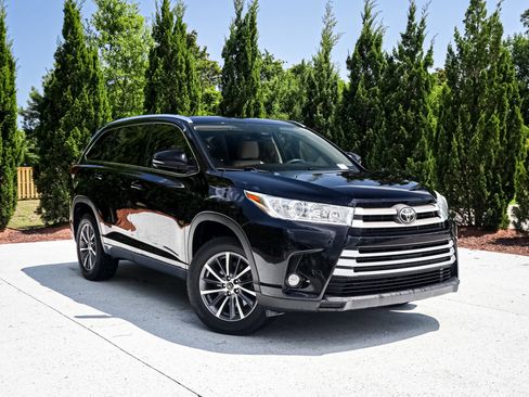 Used 2018 Toyota Highlander XLE FWD image 2