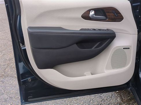 Used 2022 Chrysler Pacifica Limited image 22