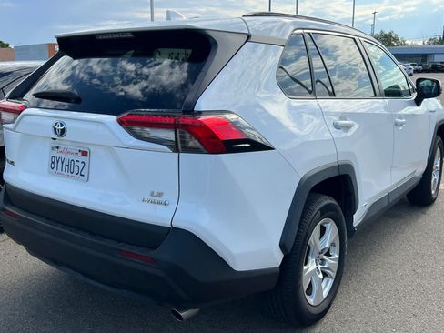 Used 2021 Toyota RAV4 LE AWD/4WD image 4