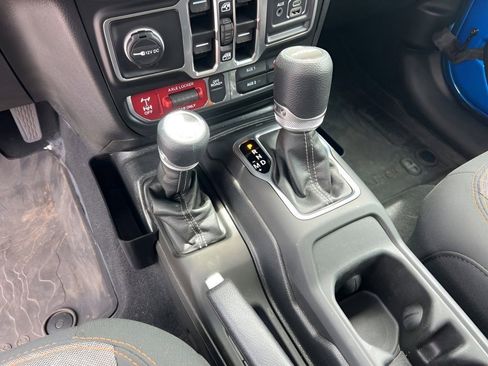 Used 2025 Jeep Gladiator Mojave w/ Convenience Group AWD/4WD image 29