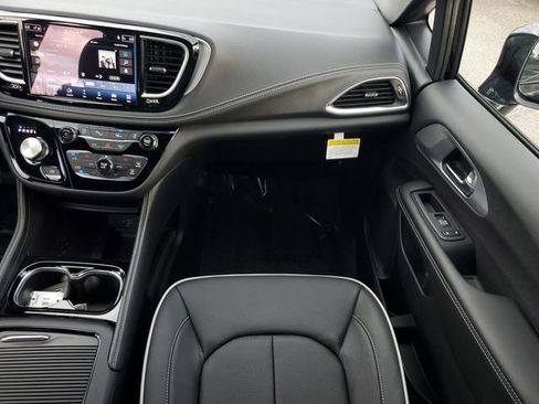 New 2026 Chrysler Pacifica Limited image 18