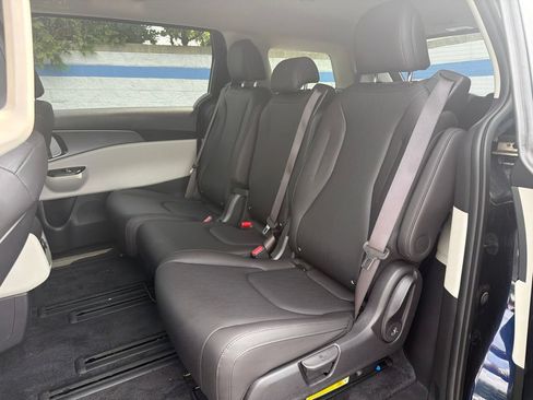 Used 2024 Kia Carnival LX FWD image 18