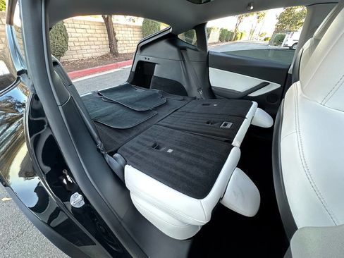 Used 2022 Tesla Model Y Long Range image 35