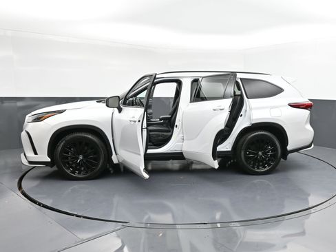 Used 2023 Toyota Highlander L image 32