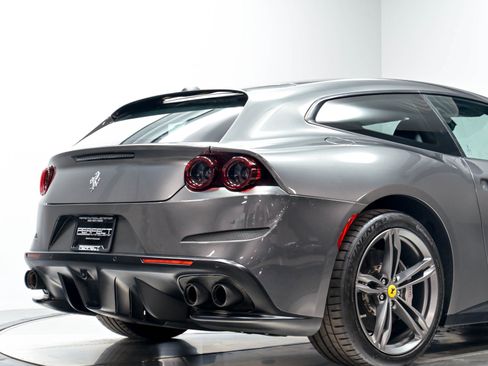 Used 2017 Ferrari GTC4Lusso AWD/4WD image 19