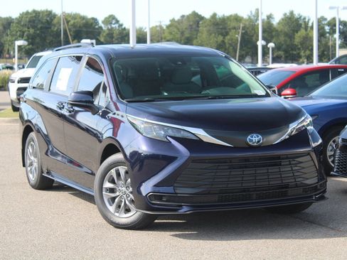 Used 2025 Toyota Sienna LE image 23