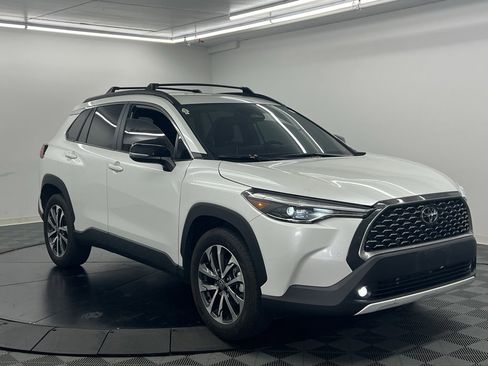 Used 2025 Toyota Corolla Cross XLE image 2