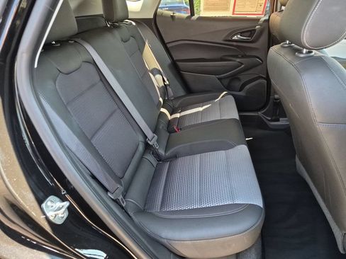 Used 2025 Chevrolet Trax LT w/ LT Convenience Package FWD image 29