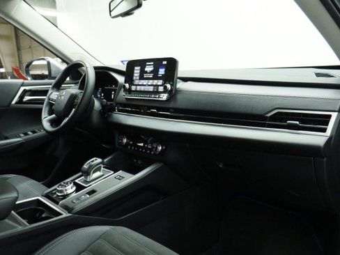 Used 2024 Mitsubishi Outlander 4WD Plug-In Hybrid image 19