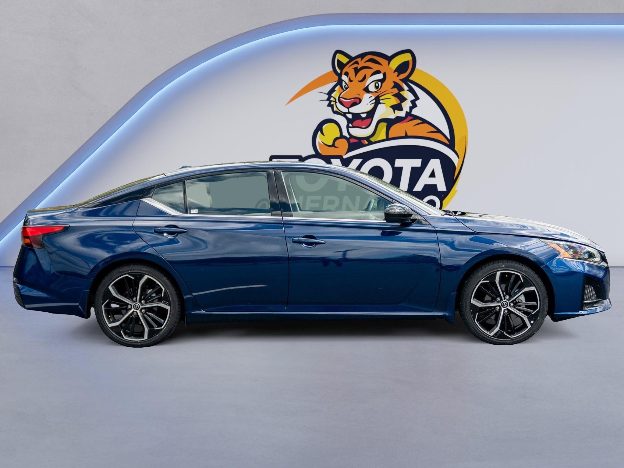 Used 2024 Nissan Altima 2.5 SR w/ SR Premium Package FWD image 4