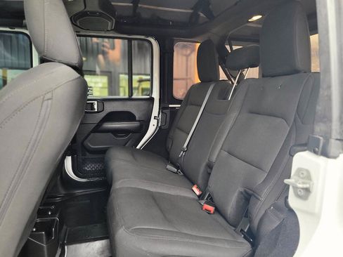 Used 2018 Jeep Wrangler Unlimited Sahara AWD/4WD image 13