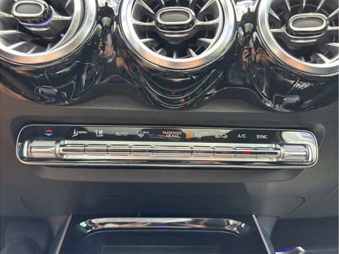 Used 2023 Mercedes-Benz GLB 250 4MATIC image 32