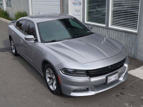 Used 2016 Dodge Charger SXT image 23