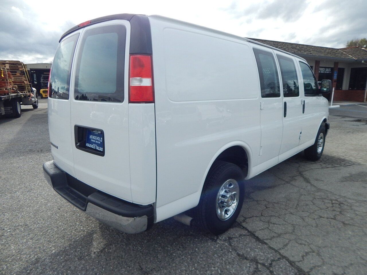 Used 2024 Chevrolet Express 2500 w/ Driver Convenience Package RWD image 4