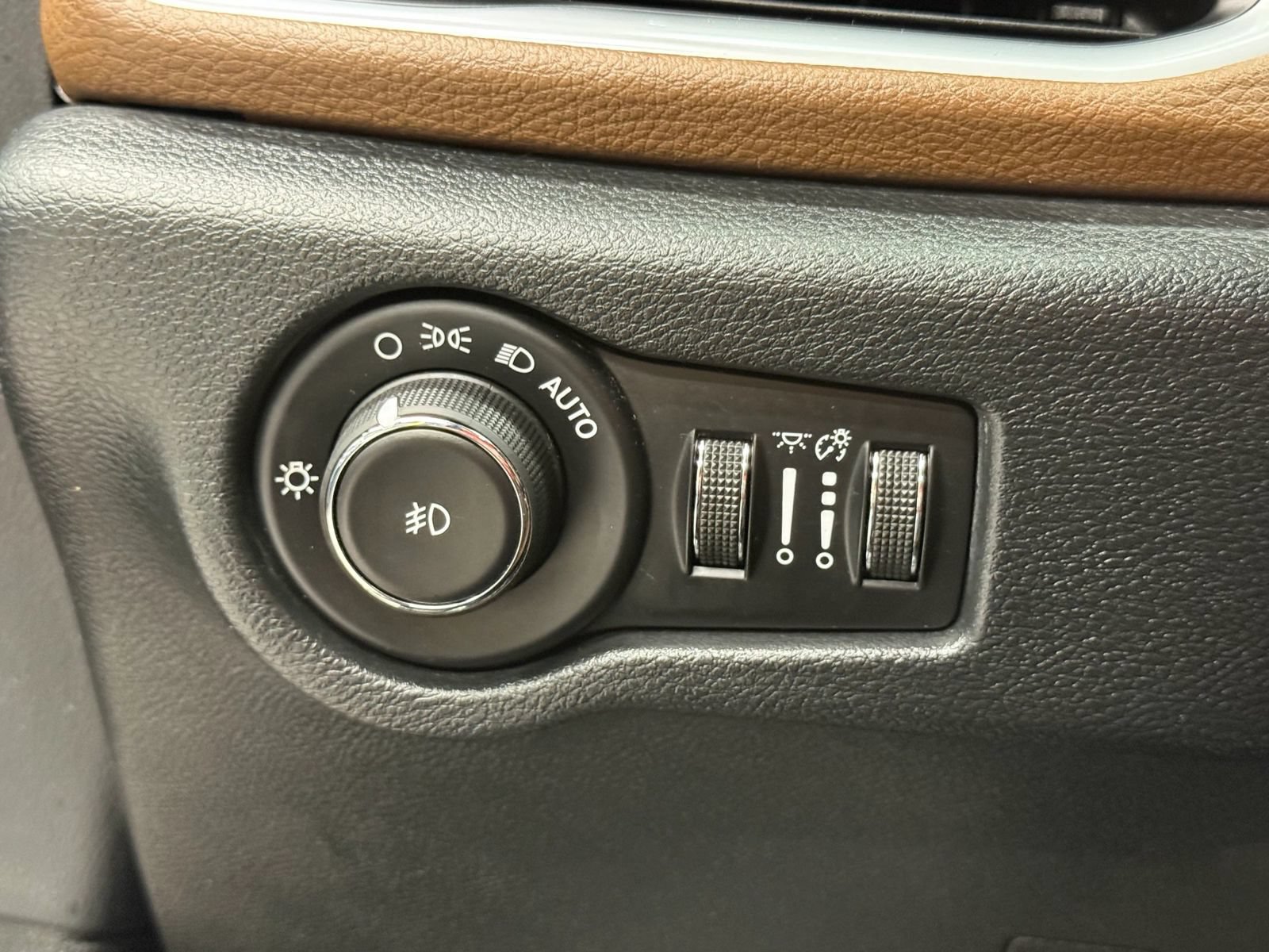 Used 2017 Chrysler Pacifica Limited FWD image 26