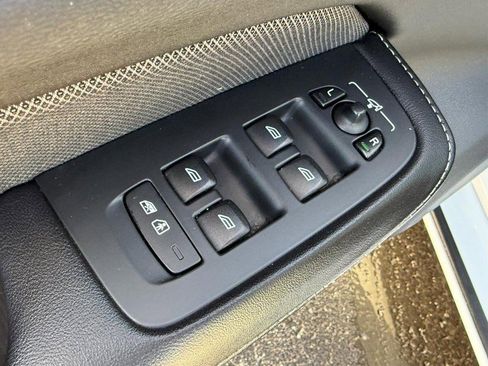 Used 2020 Volvo S60 T5 R-Design image 15