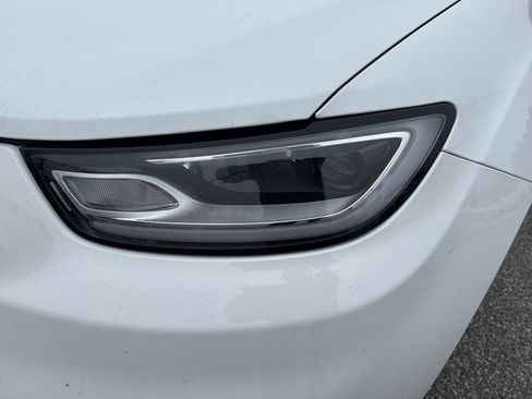 Used 2025 Chrysler Pacifica Select image 6