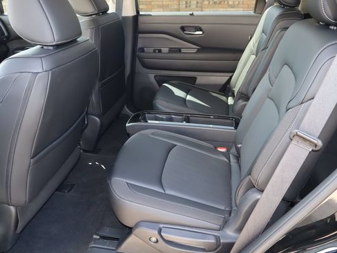 Used 2026 Nissan Pathfinder SL w/ SL Premium Package FWD image 6