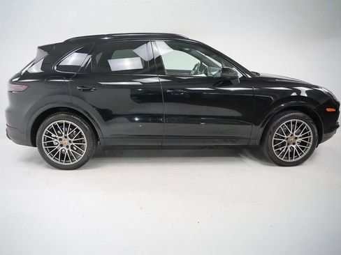 Certified 2023 Porsche Cayenne Platinum Edition image 9