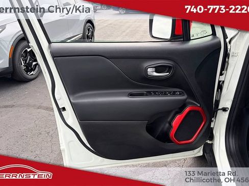 Used 2023 Jeep Renegade Latitude AWD/4WD image 14