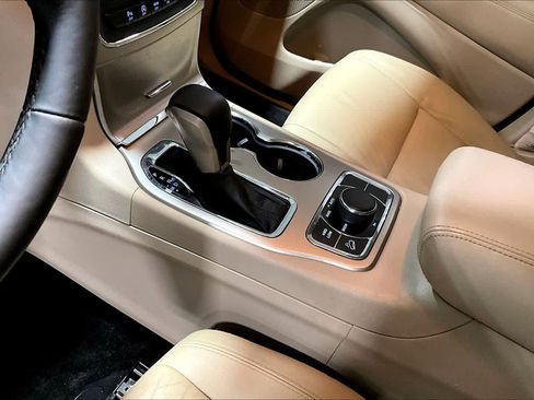 Used 2017 Jeep Grand Cherokee Limited AWD/4WD image 16