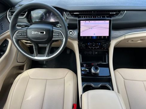Used 2024 Jeep Grand Cherokee Limited w/ Luxury Tech Group II AWD/4WD image 2
