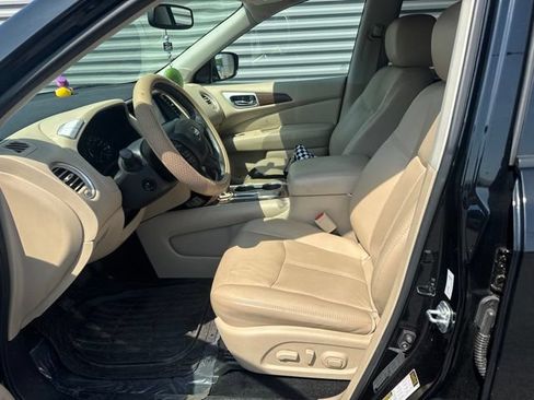 Used 2017 Nissan Pathfinder Platinum w/ Family Entertainment Package FWD image 10