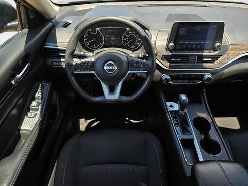Used 2025 Nissan Altima 2.5 SV FWD image 11