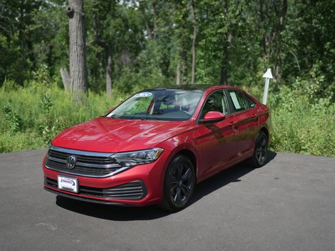 Certified 2024 Volkswagen Jetta SE w/ Panoramic Sunroof Package image 4