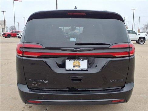 Used 2025 Chrysler Pacifica Limited image 23