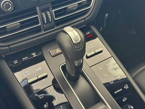 Certified 2023 Porsche Macan Turbo AWD/4WD image 25